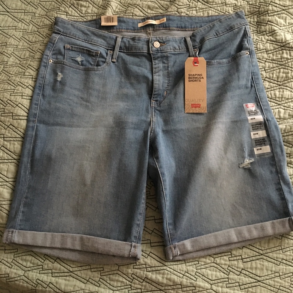 Levi’s shaping bermuda shorts size 20W. BNWT